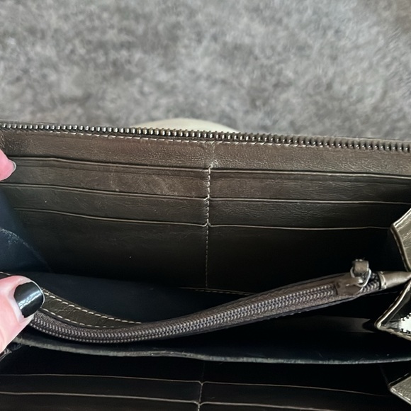 Gucci metallic zippy wallet with nice zipper pull. Good condition. Vintage. - Picture 15 of 16